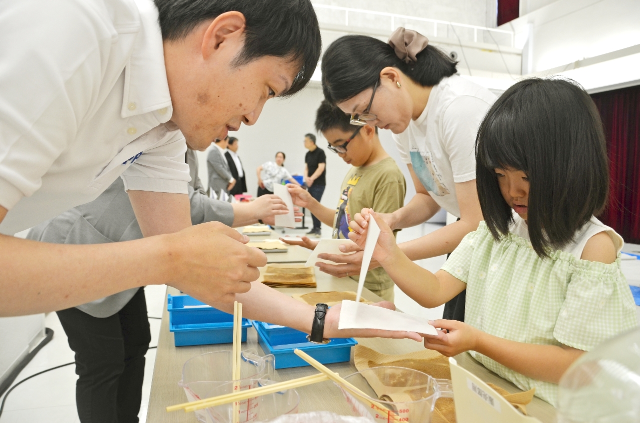 はがき作りに挑戦する親子
