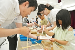 本社で「夏休みの宿題チャレンジ」 親子がはがき作り体験/八戸