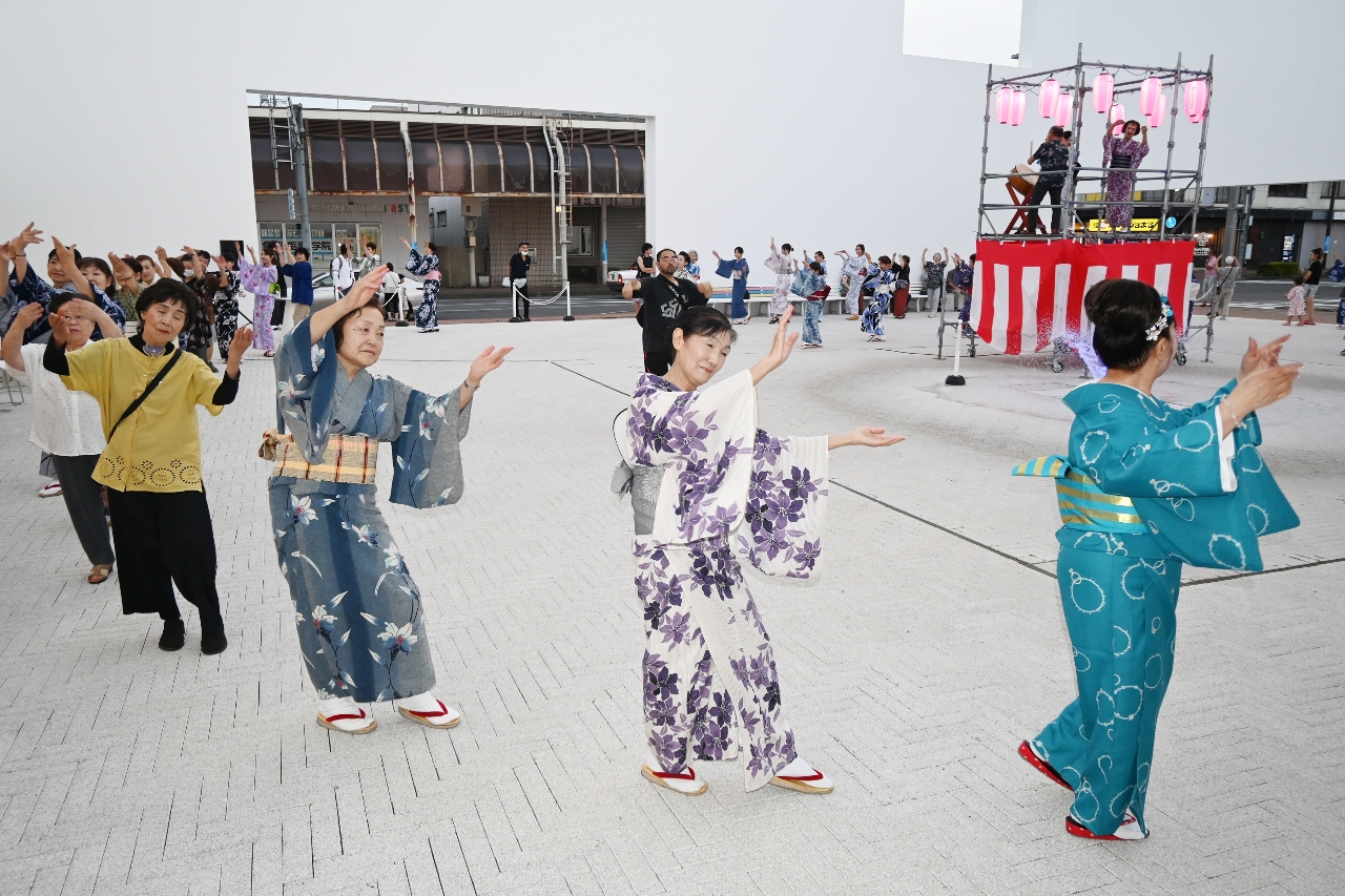 数々の盆踊りを踊った参加者たち