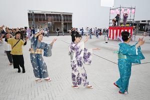 やぐら新設、老若男女が踊りの輪　十和田中心街で「ザ・盆おどり」