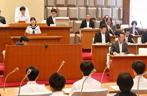 若い世代の意見を議会へ 上北、東北中生が議員体験/東北町