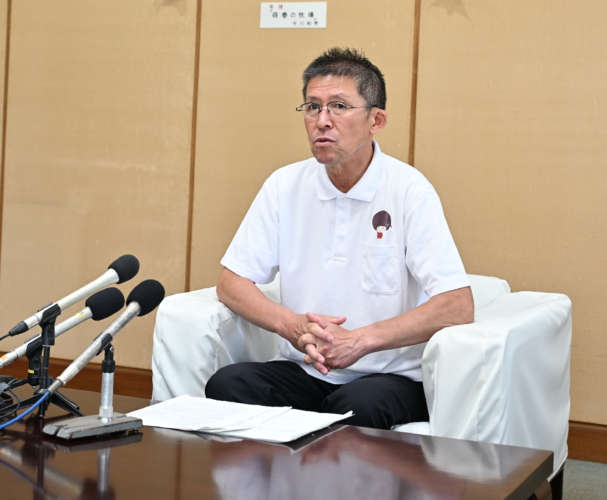 五戸総合病院の指定管理者公募について概要を説明する若宮佳一町長=19日、五戸町