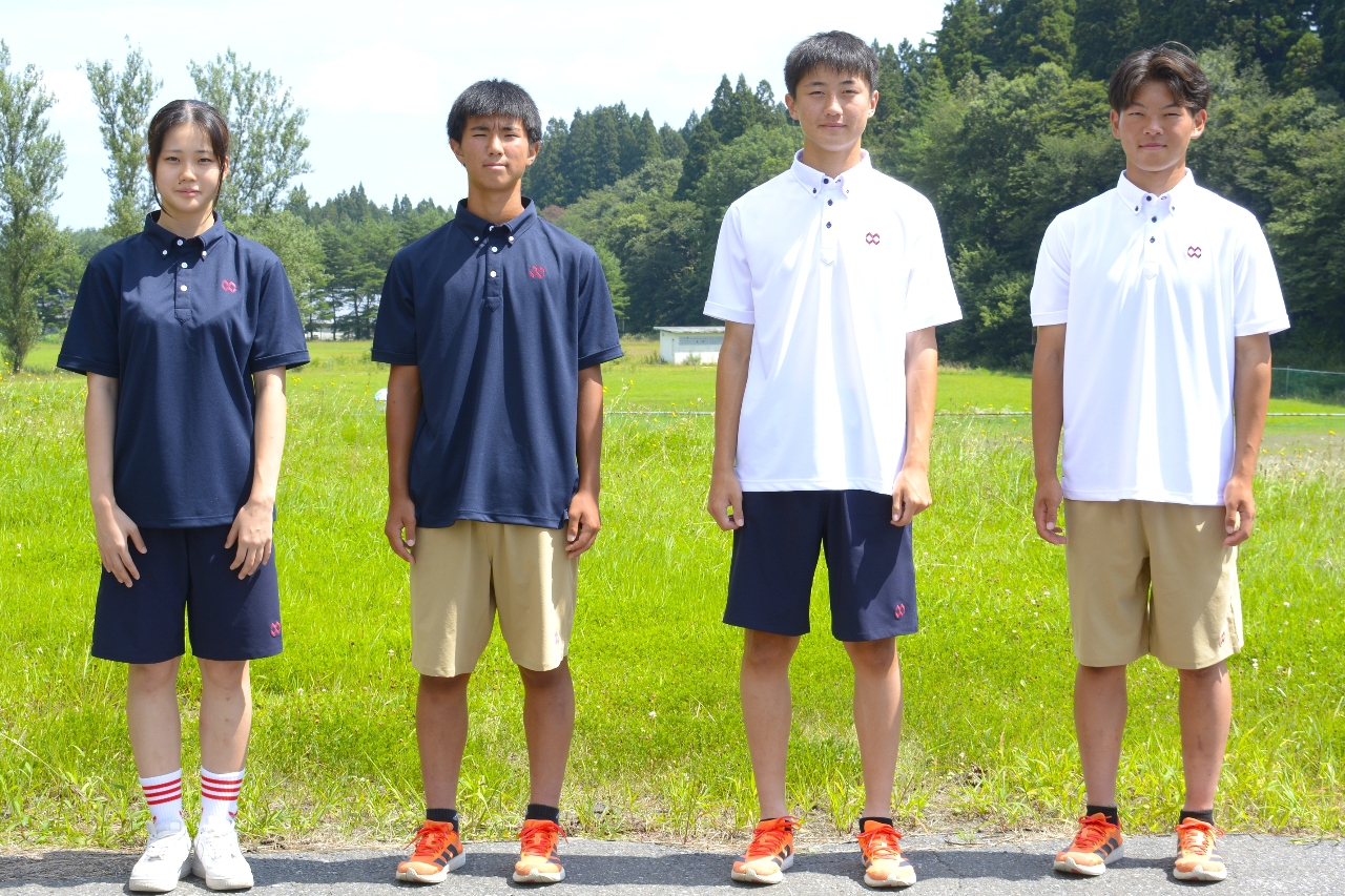 来年4月に開校する八戸学院ひばり野西高の夏季用制服=19日、野辺地町