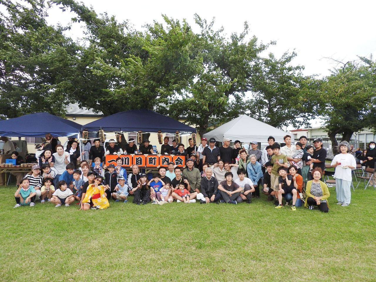 一川目町内会の盆踊りに集まった住民ら