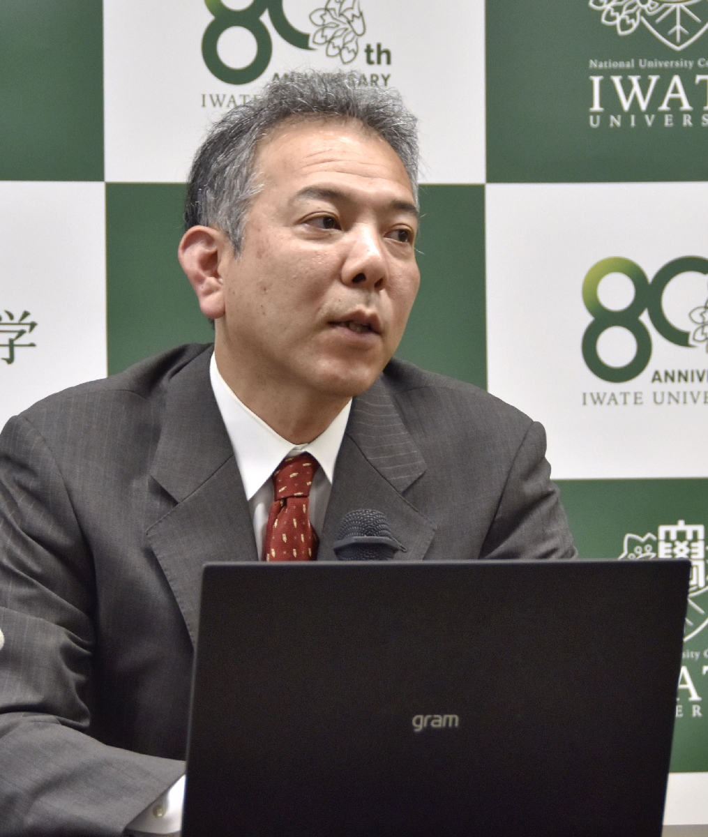 　記者発表する岩手大の宮崎雅雄教授＝１８日、岩手大