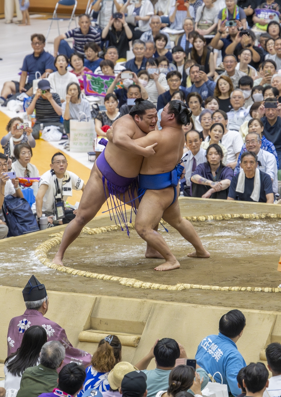 藤ノ川との取組で会場を沸かせた尊富士(中央)=19日、三沢市