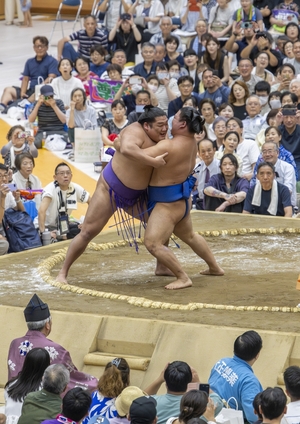 迫力の取組、ファン2500人魅了 大相撲夏巡業「三沢場所」