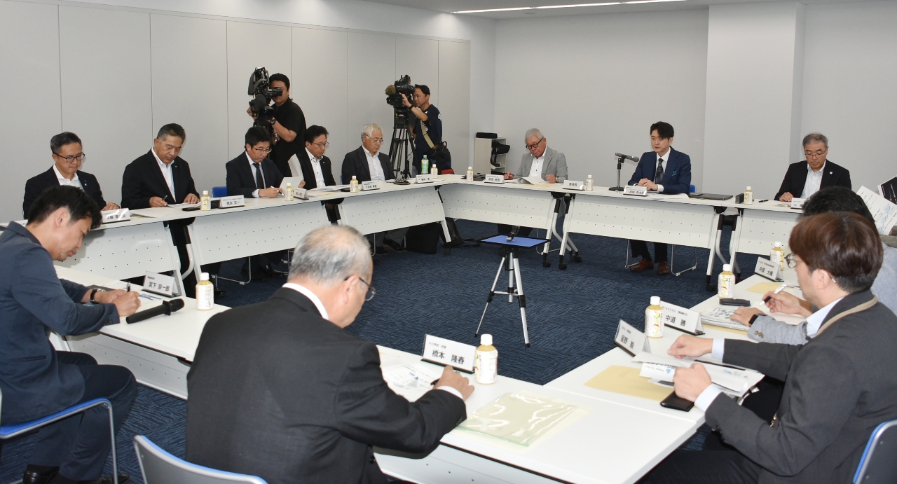 核融合発電の拠点形成に向けて意見を交わす委員＝１９日、青森市内