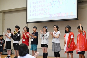 八戸の児童がクイズや劇で体験発表 南部藩ゆかりの都市交流報告会