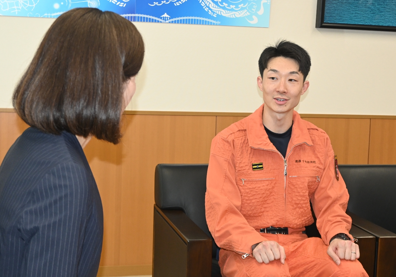 全国大会への意気込みを語る佐藤陽太消防士（右）