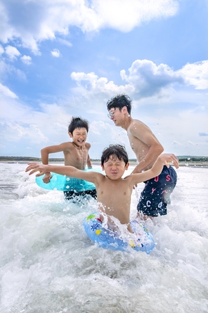 三沢、八戸などで真夏日 県内16地点、一時雨も