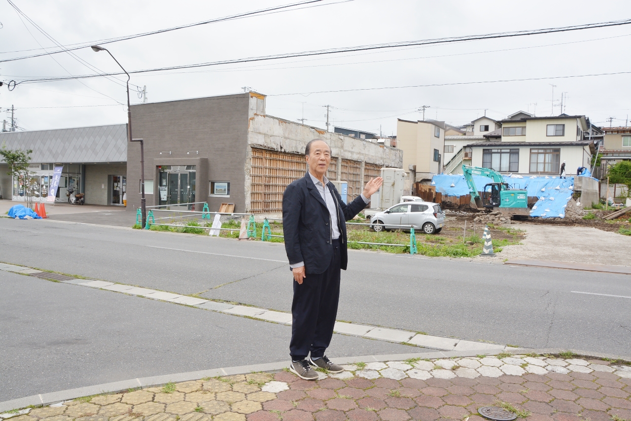 再開発によるにぎわい創出への意欲を語る駒井庄三郎社長=陸奥湊駅前
