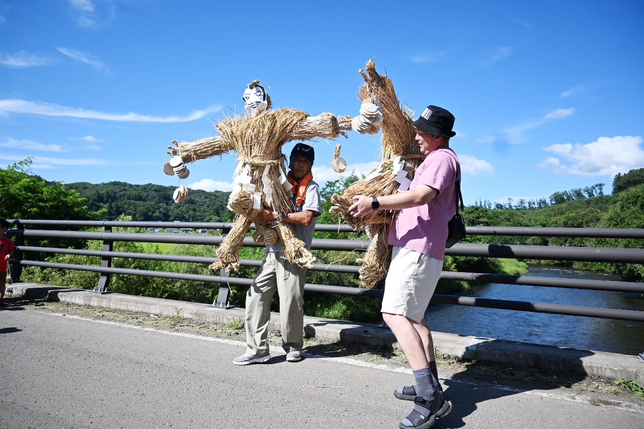 ゴールの橋でわら人形を踊らせる儀式も。この後、人形を川に流した