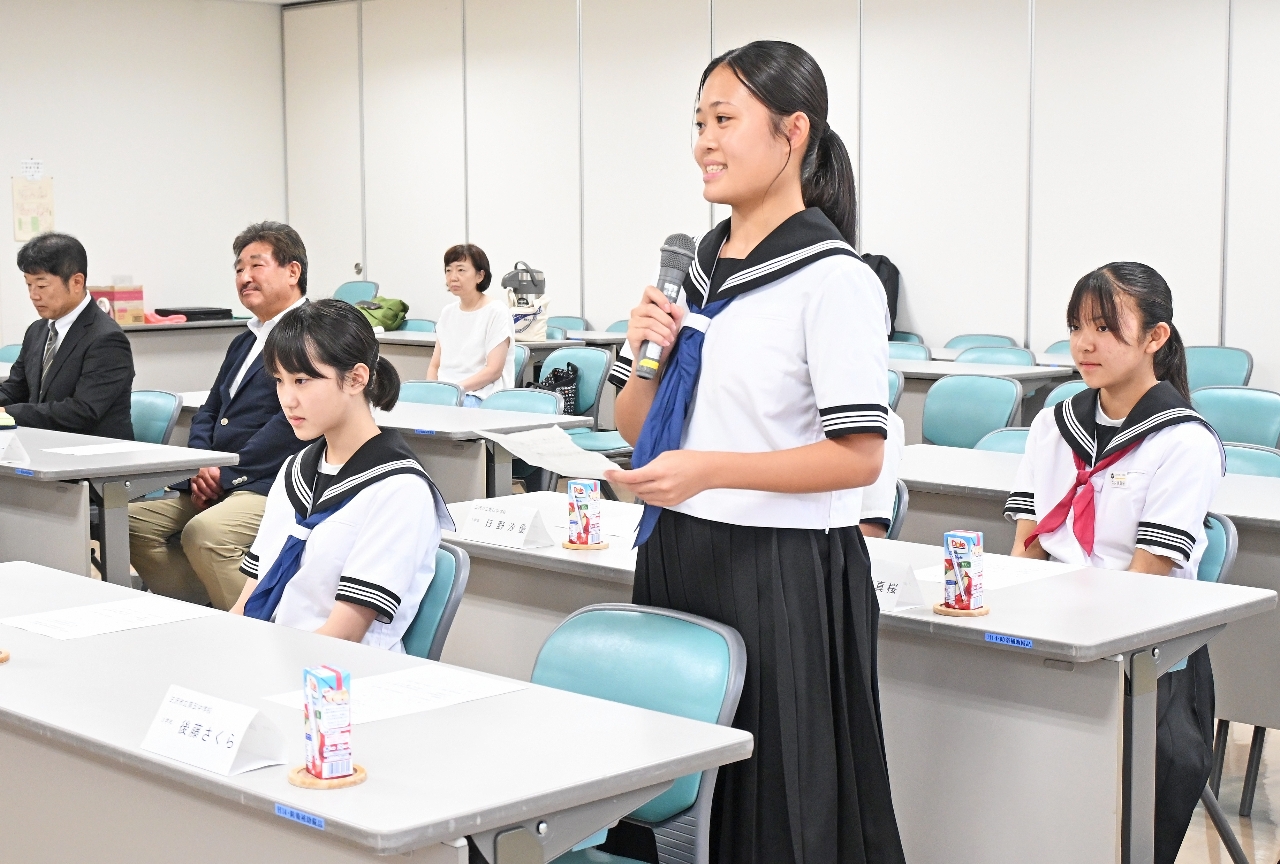 台湾での活動内容を報告する生徒