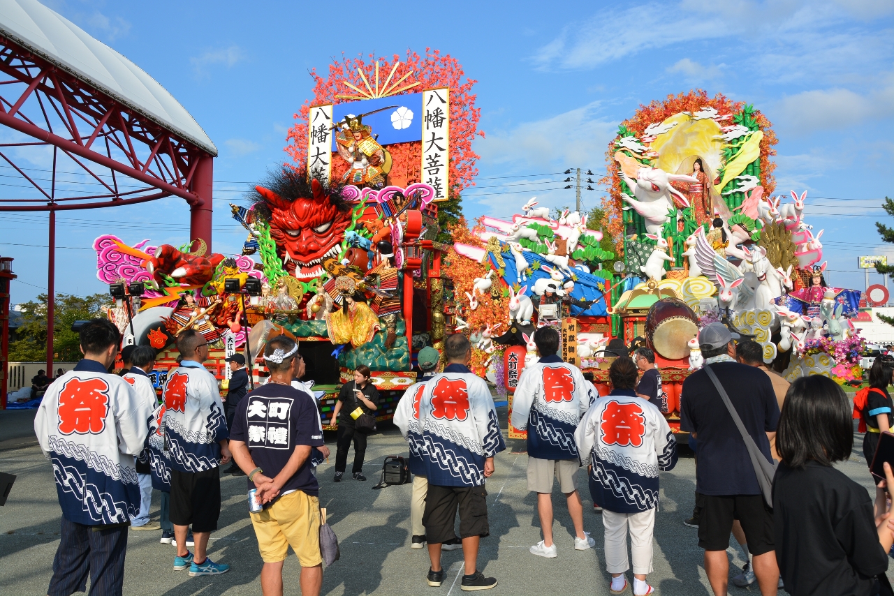 三沢まつりの前夜祭会場に並ぶ山車