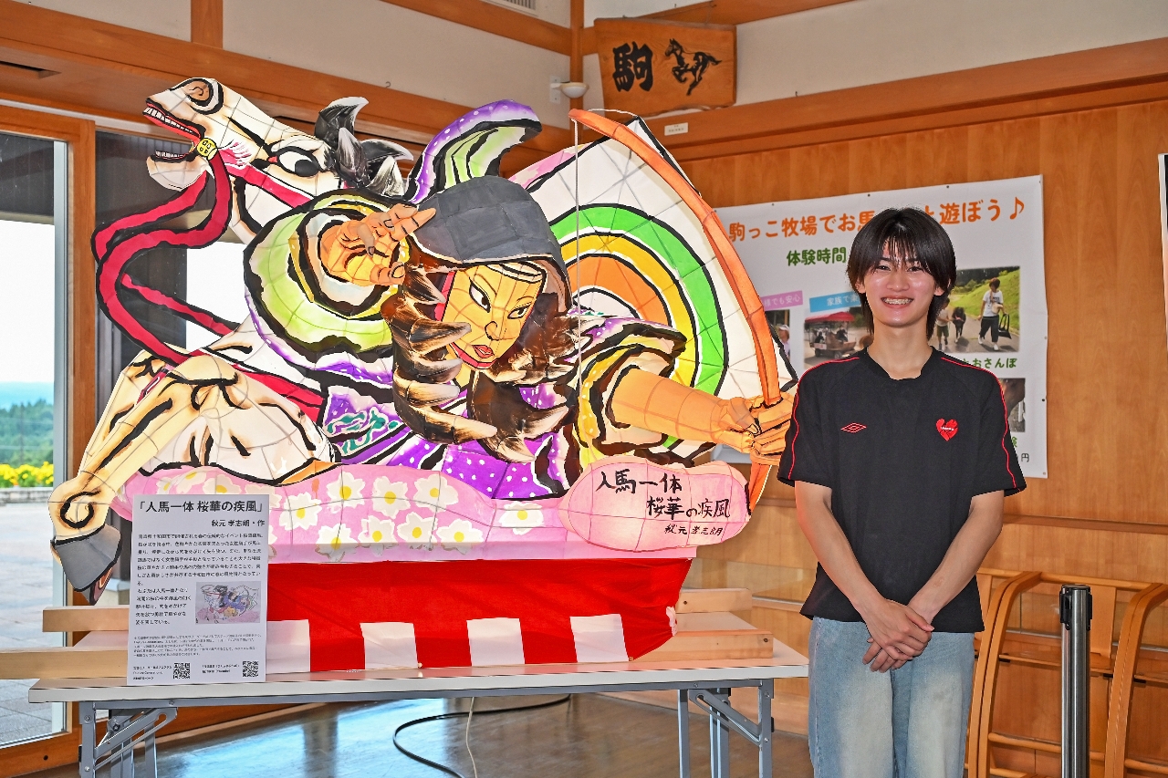十和田市馬事公苑「駒っこランド」交流館に展示されたねぶた「人馬一体桜華の疾風」と、制作者の秋元孝志朗さん