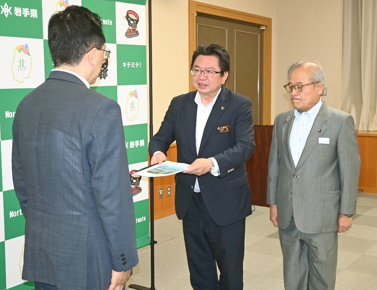 達増拓也知事（左）に要望書を手渡す中平均市長（中央）と濱欠明宏議長＝２１日、久慈市