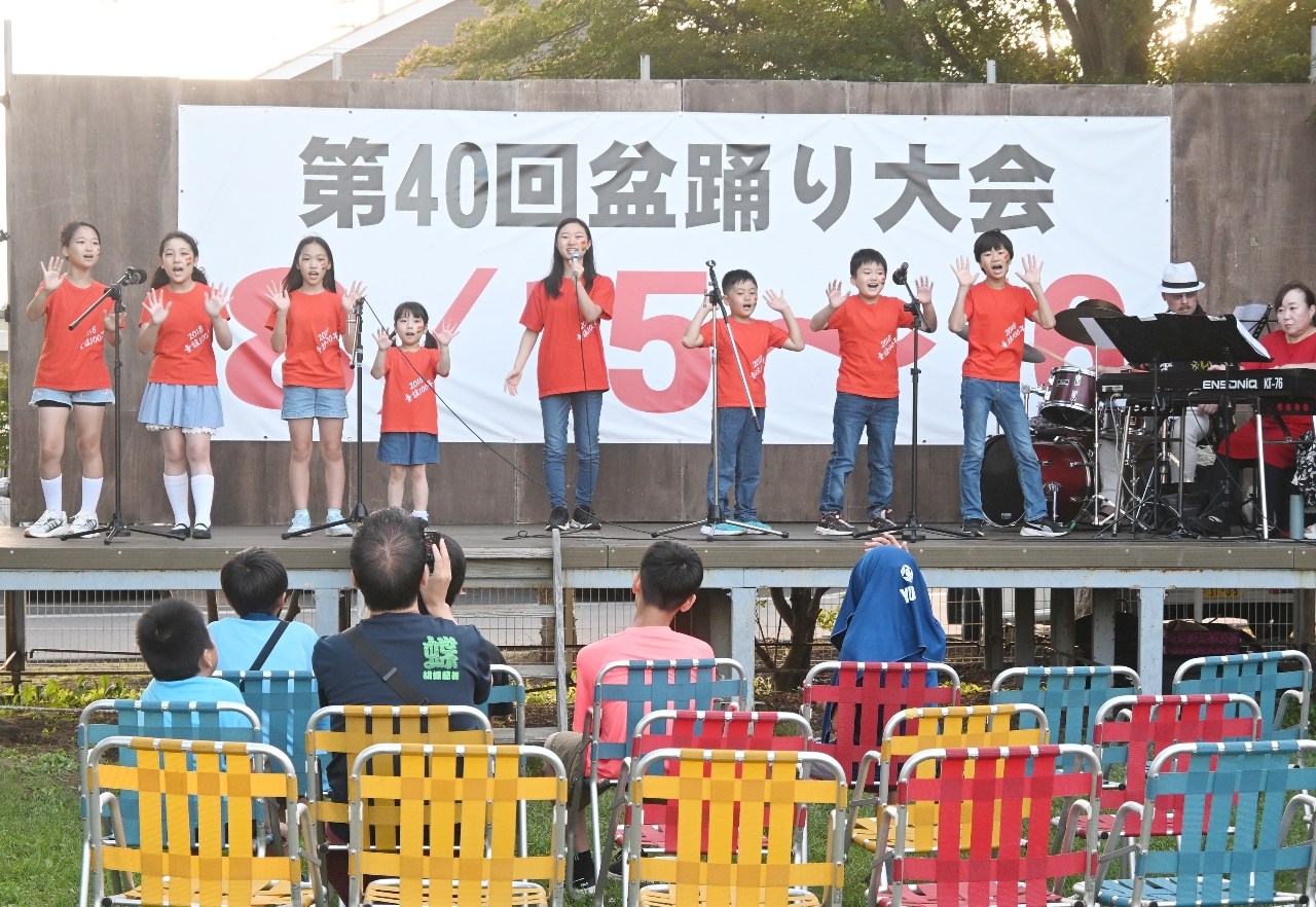 ステージイベントで会場を盛り上げる出演者