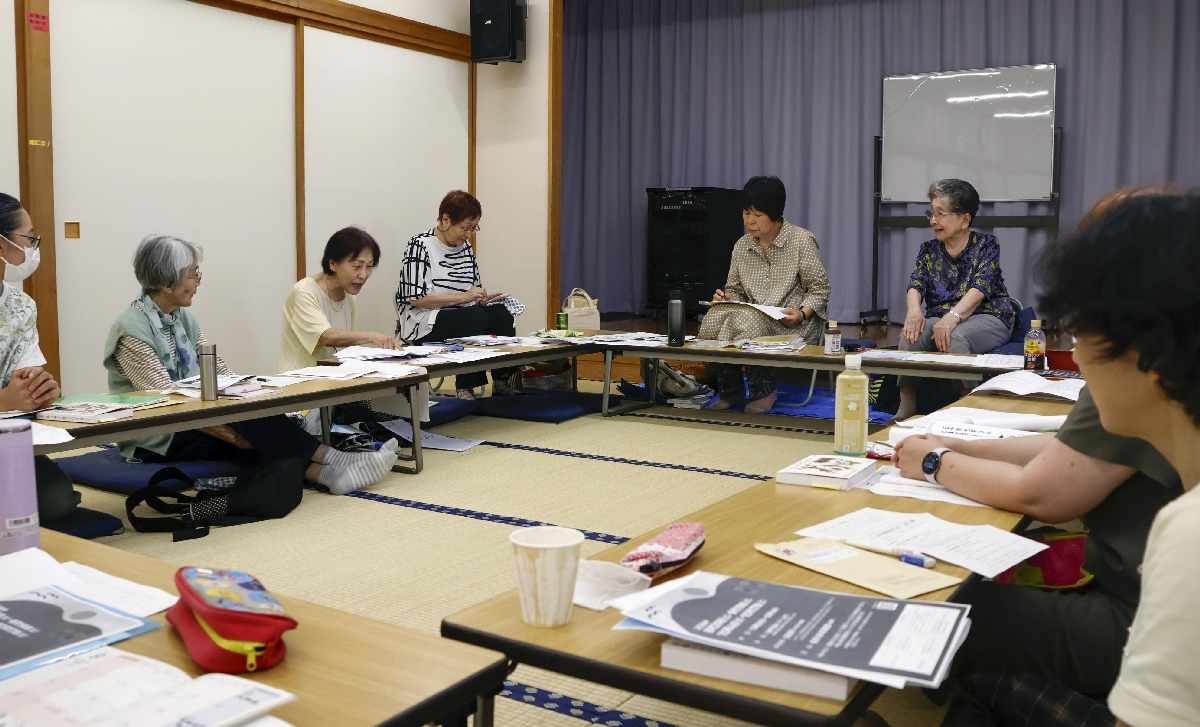 　「みやぎ民話の会」の定例会で、活動を報告する参加者ら＝１日、仙台市