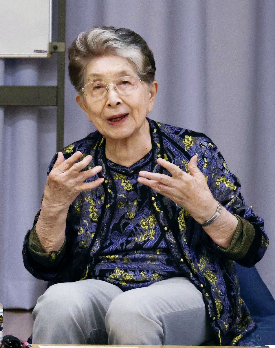 　「みやぎ民話の会」の定例会で参加者と話す小野和子さん＝１日、仙台市