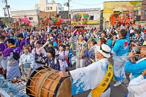 山車集結、夕闇の町内に出陣 のへじ祗園まつり開幕