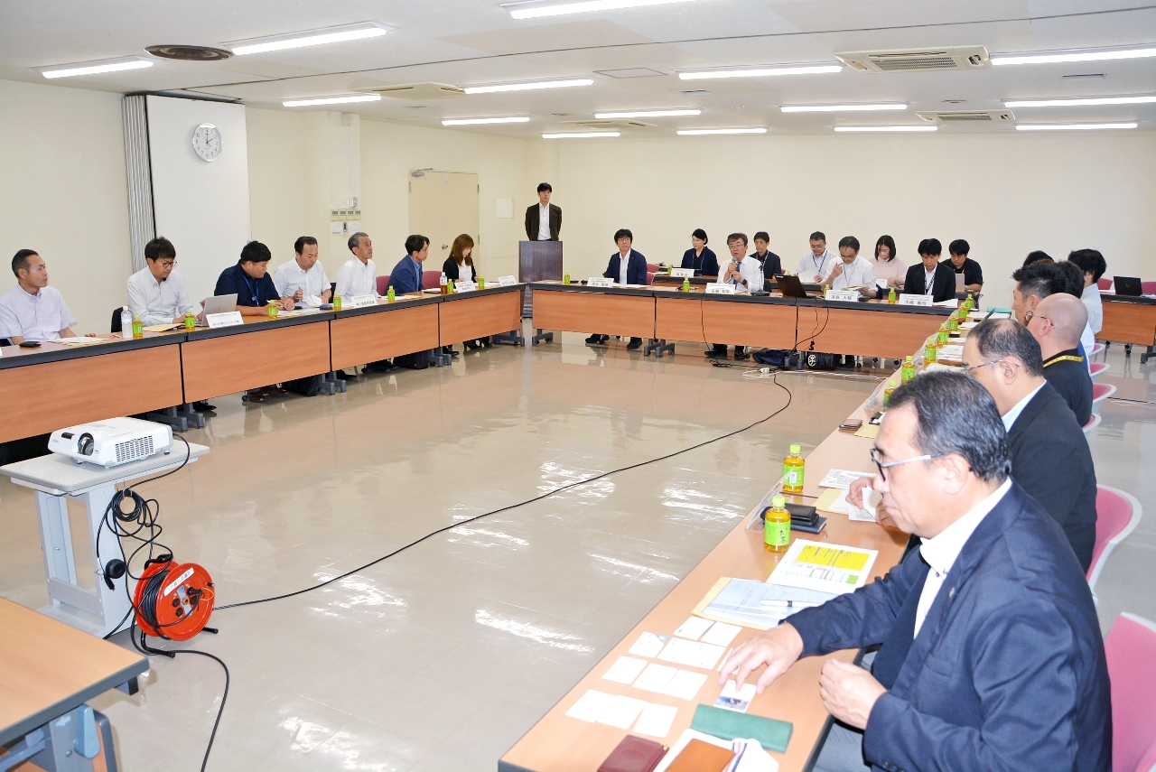 参加団体が外国人材に選ばれる地域づくりに向け情報交換する方針を確認した初会合=21日、八戸商工会館