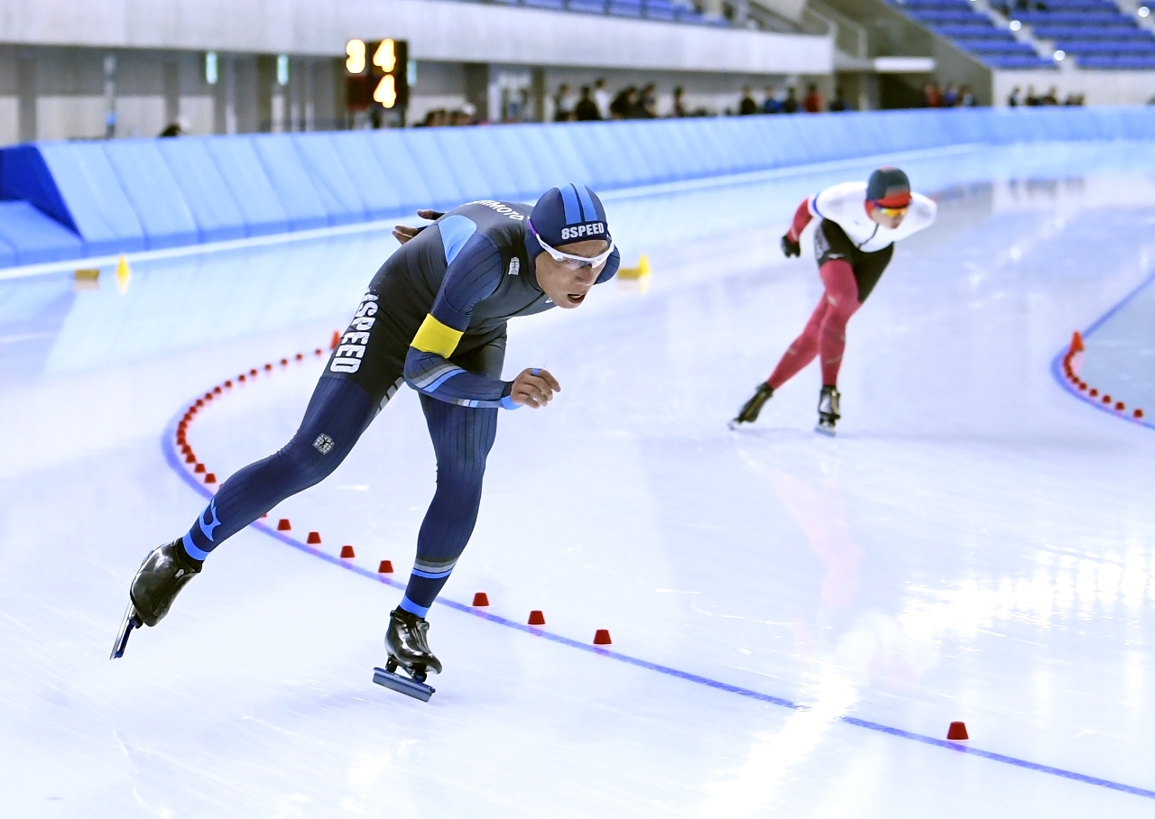 今季国内初戦のレースに挑む選手＝２１日、ＹＳアリーナ八戸