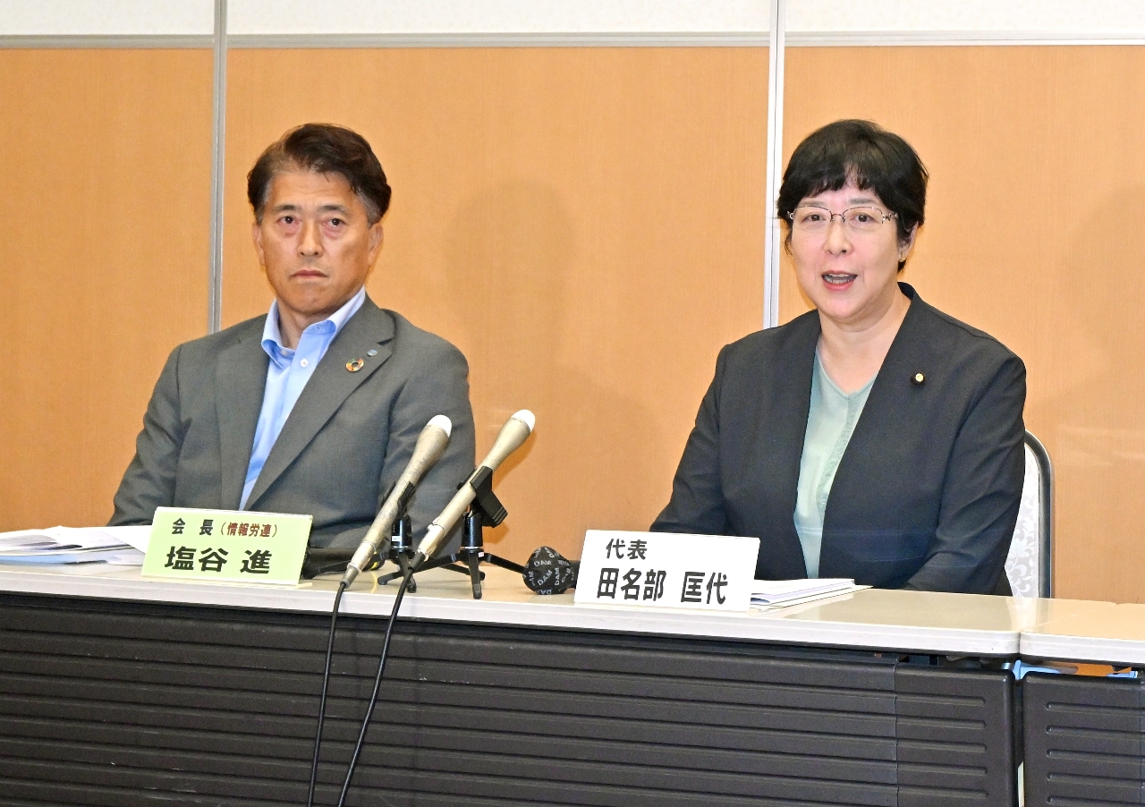 統一地方選対応などについての方針を確認した塩谷進会長(左)と田名部匡代代表=21日、青森市
