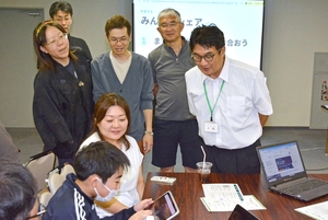 チームみらい、青森で初の活動 「全国キャラバン」で国政報告会