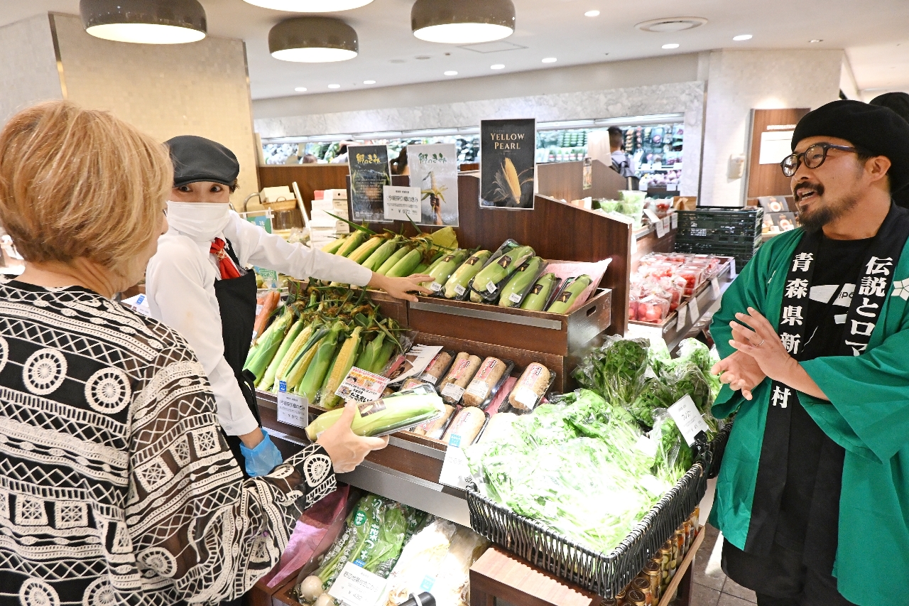 採れ立ての「郷のきみ」などを販売している伊勢丹新宿本店の青森フェア=22日、東京都内