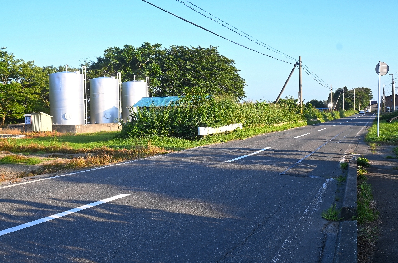 ひき逃げされたとみられる女性が見つかった現場周辺＝２２日、六ケ所村