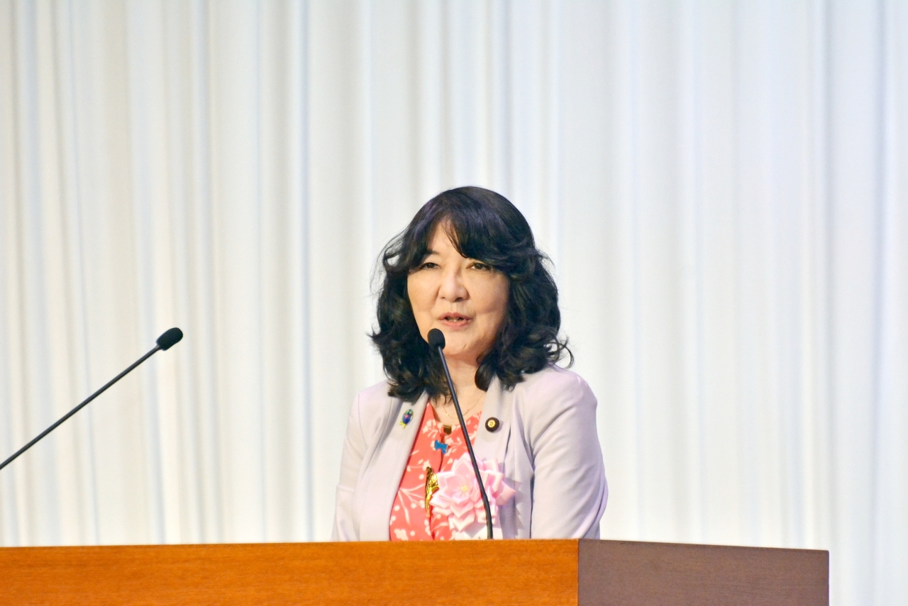 高市政権の財政政策について講演した片山さつき財務相＝２２日、青森市
