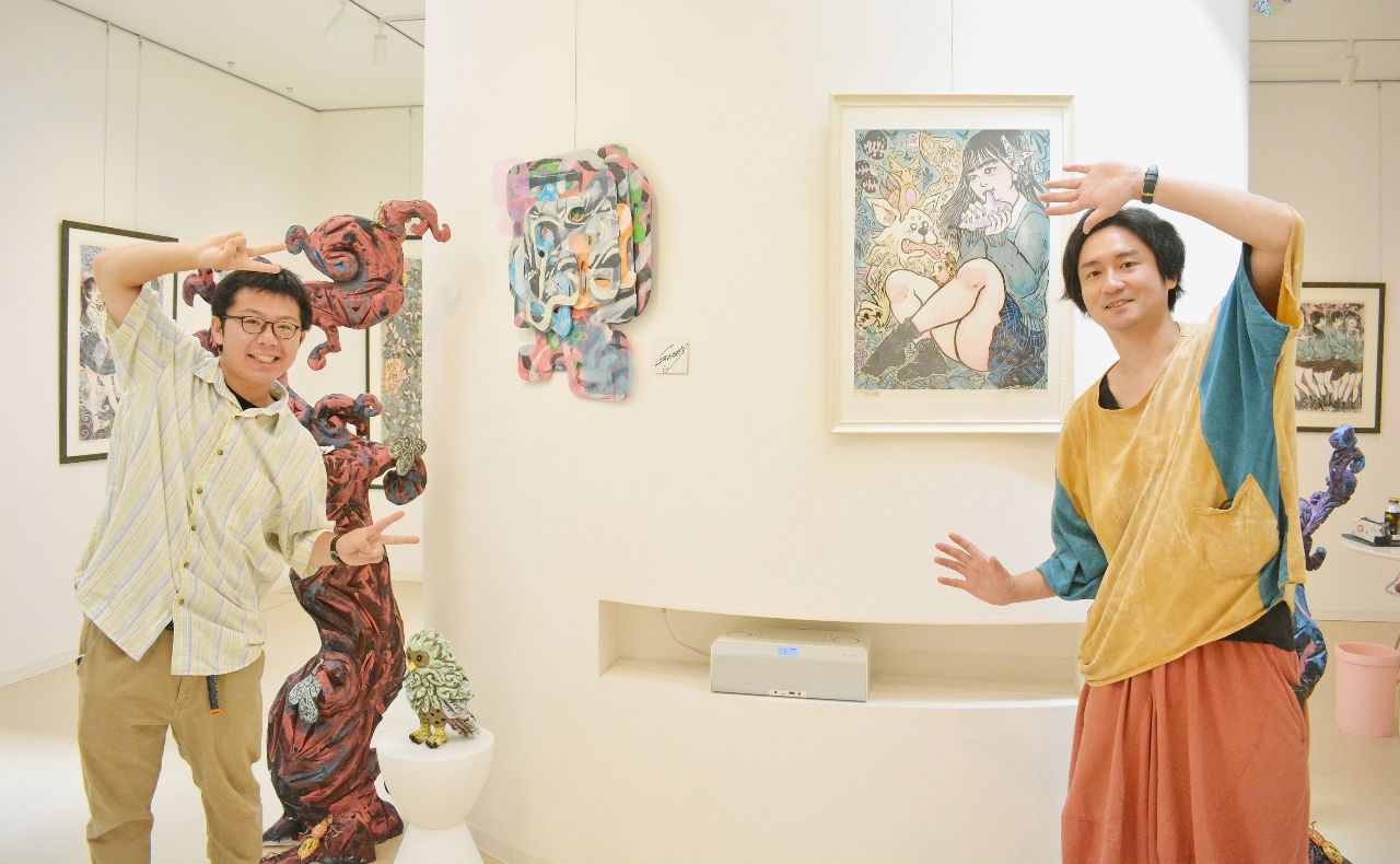 ２人展を開催中のしばやまいぬさん（右）と猫野ソーダさん