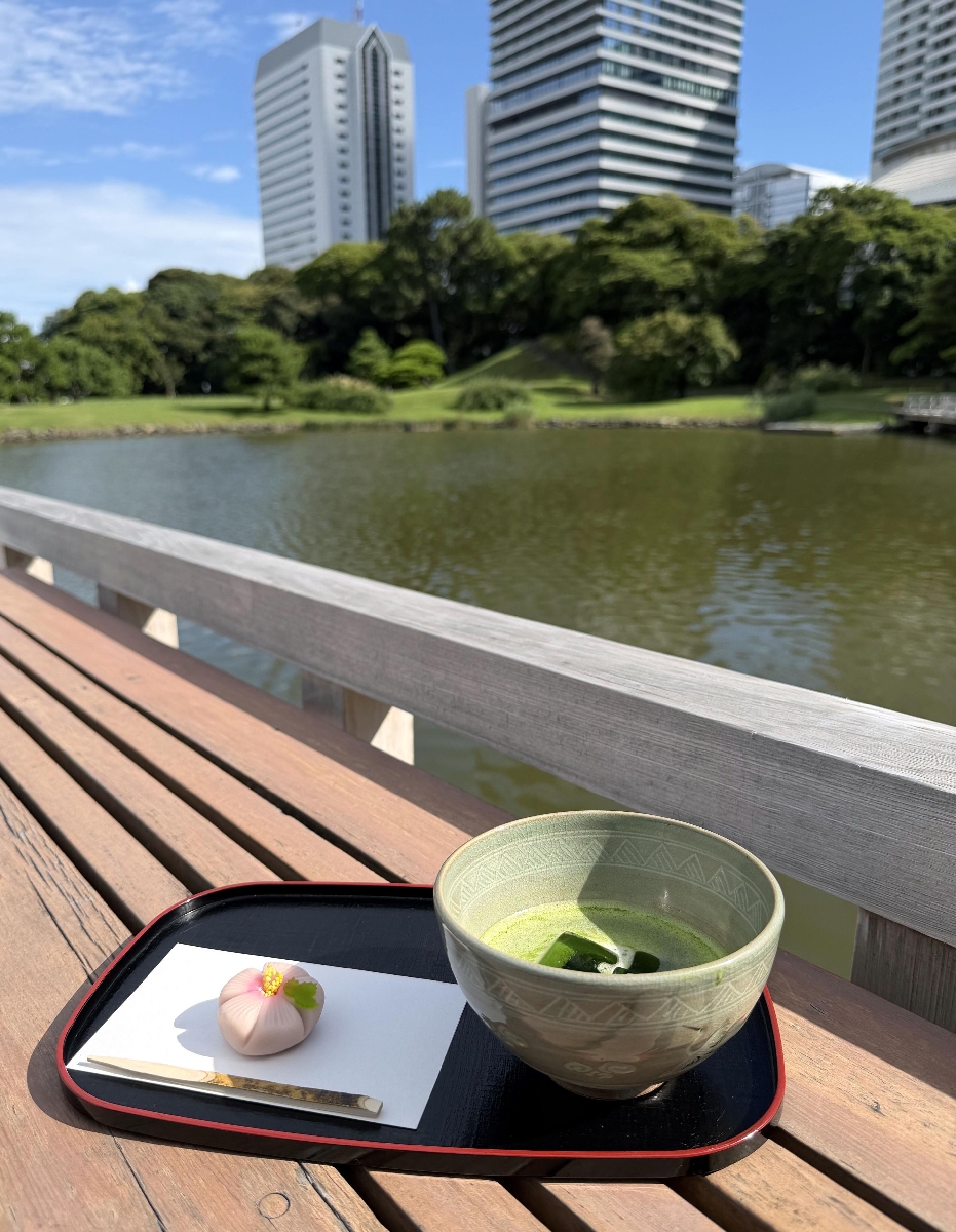　「中島の御茶屋」の和菓子と抹茶＝東京都中央区