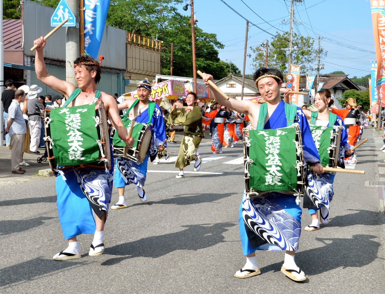 力強い太鼓演奏が踊り手を先導した