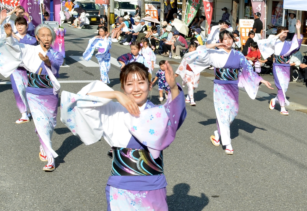 涼やかな浴衣姿で流し踊りを披露する参加者