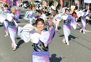 息合わせあでやかに、沿道の観客ら魅了 洋野で北奥羽ナニャドヤラ大会