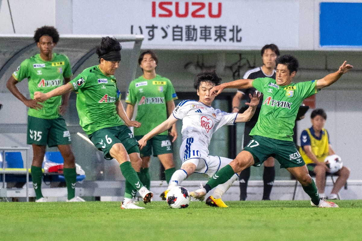 【ヴァンラーレ八戸―ベガルタ仙台】後半、相手と競り合う鵜木郁哉（６）と佐藤祐太（１７）