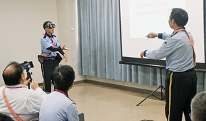 特殊ゴーグル着用、酒酔い状態を疑似体験 八戸郵便局で飲酒運転防止講習会