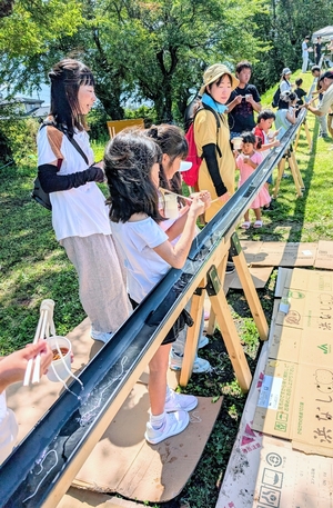 家族連れ120人、流しそうめんを堪能　十和田で「子ども食堂」