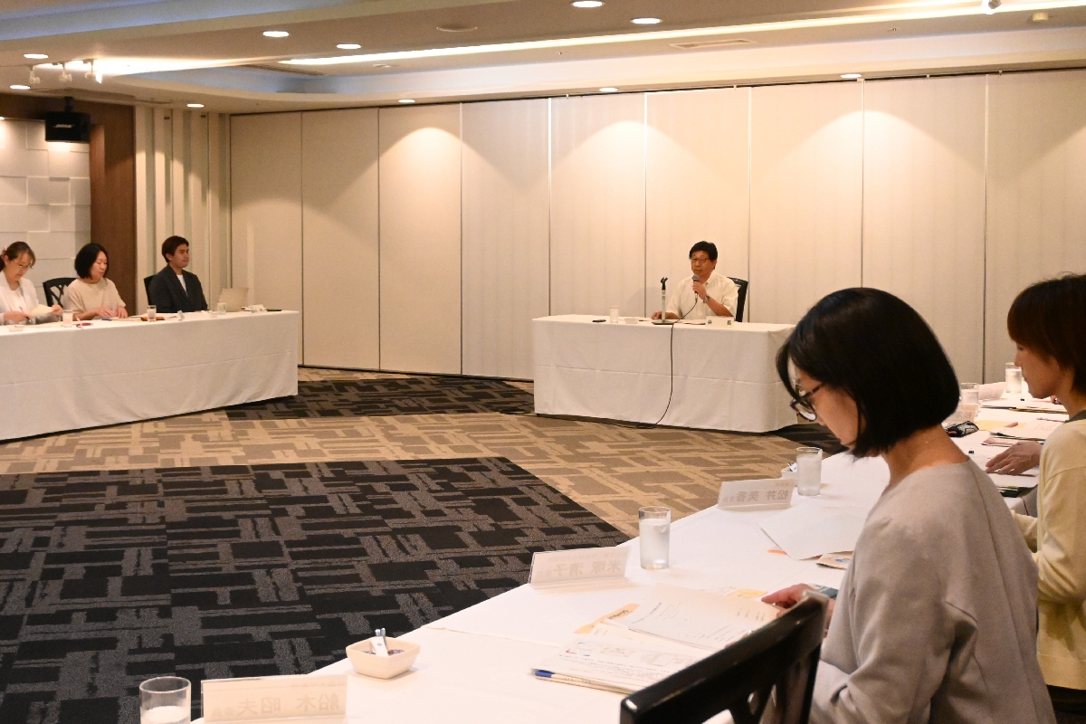 「青森県こども計画」の達成状況について検討した会合＝２４日、青森市