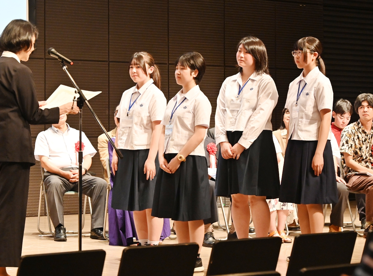 団体戦準優勝の表彰を受ける八戸西メンバー。右から嶋森紗奈さん、柴﨑沙絵さん、大澤優奈さん、武石莉緒さん＝９日、盛岡市