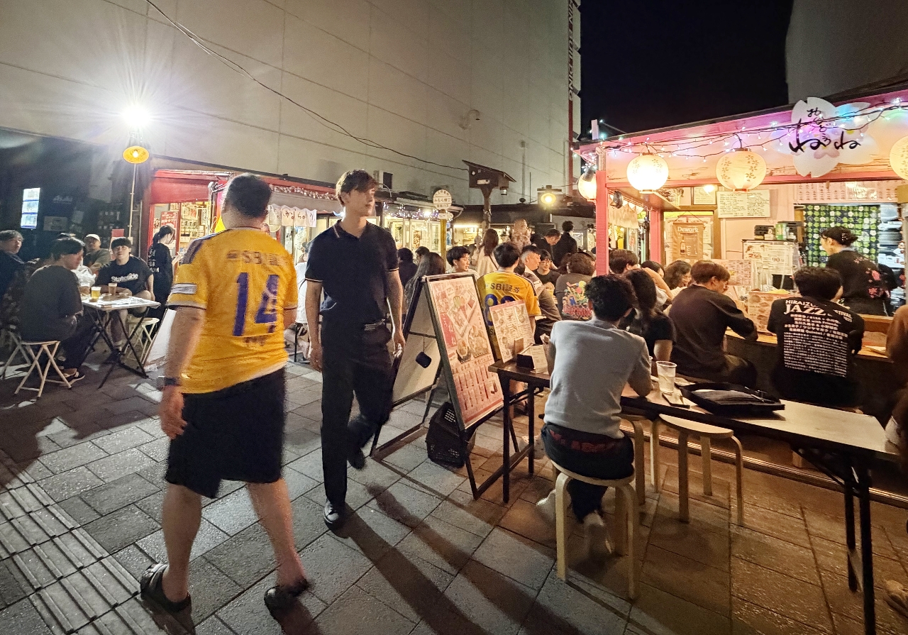 観光客らでにぎわうみろく横丁＝２２日午後１１時ごろ、八戸市