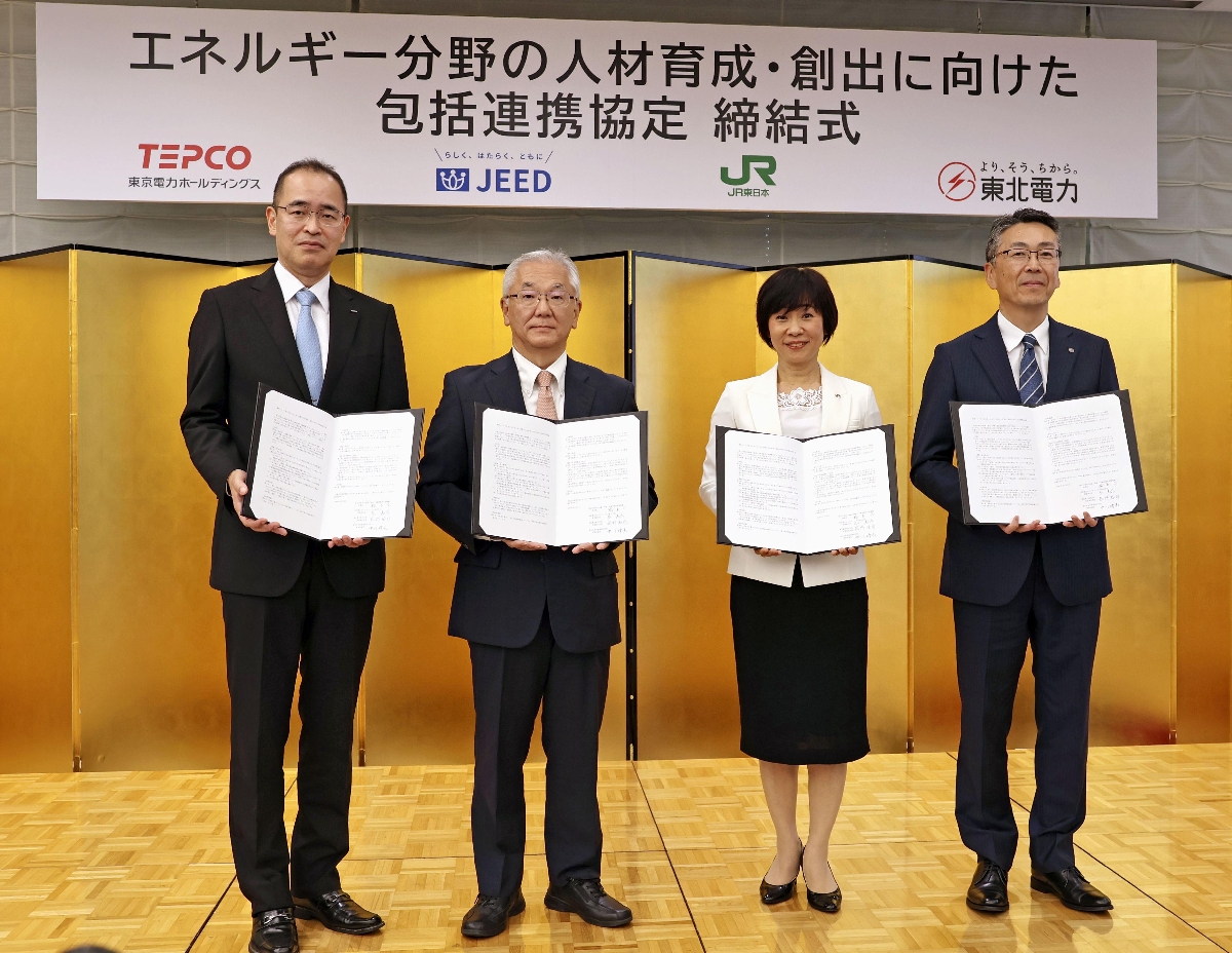 　技術系の人材育成に向けた包括連携協定を結んだ東電ＨＤの忍義彦常務執行役（左端）ら＝２５日午後、東京都千代田区