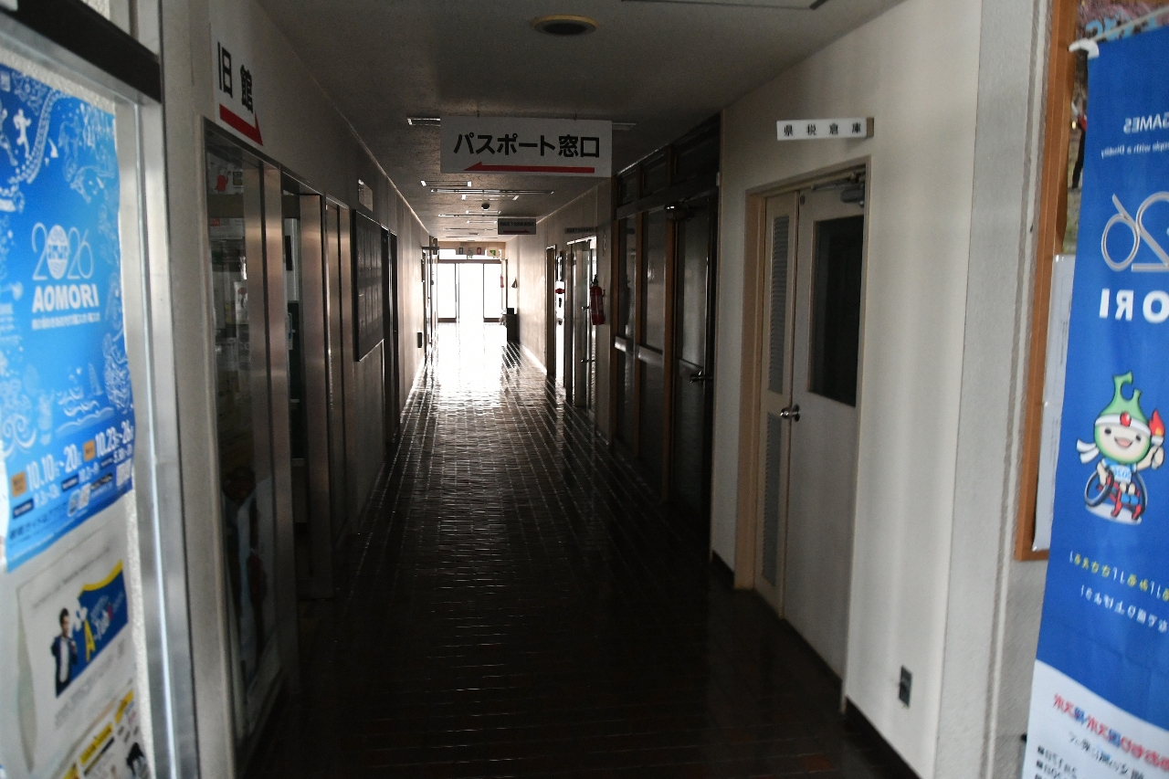 停電で廊下の照明が消えたむつ合同庁舎＝２５日午後３時４０分ごろ、むつ市