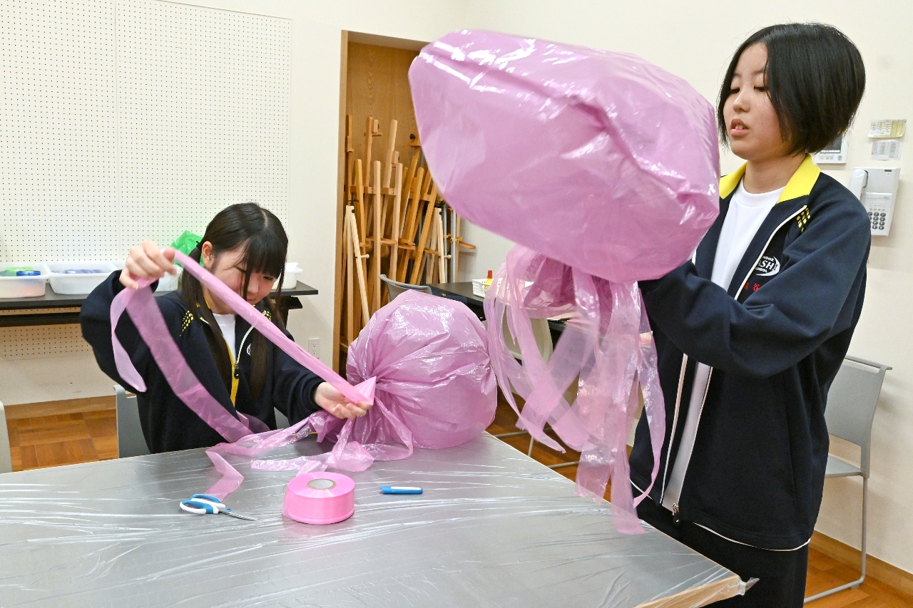 ビニール袋で海の生き物を制作する生徒