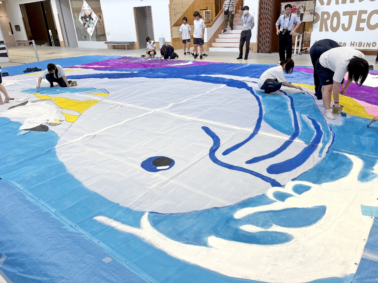 １２月の展示を目指して進行する「大きな絵プロジェクト」＝９日、八戸市美術館