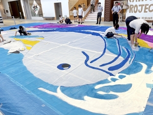 「大きな絵プロジェクト」進行中 小中高生が八戸の海イメージ 巨大絵画12月完成予定/市美