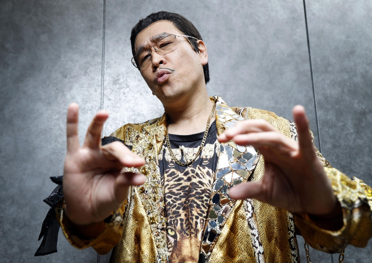 　ポーズをとるピコ太郎