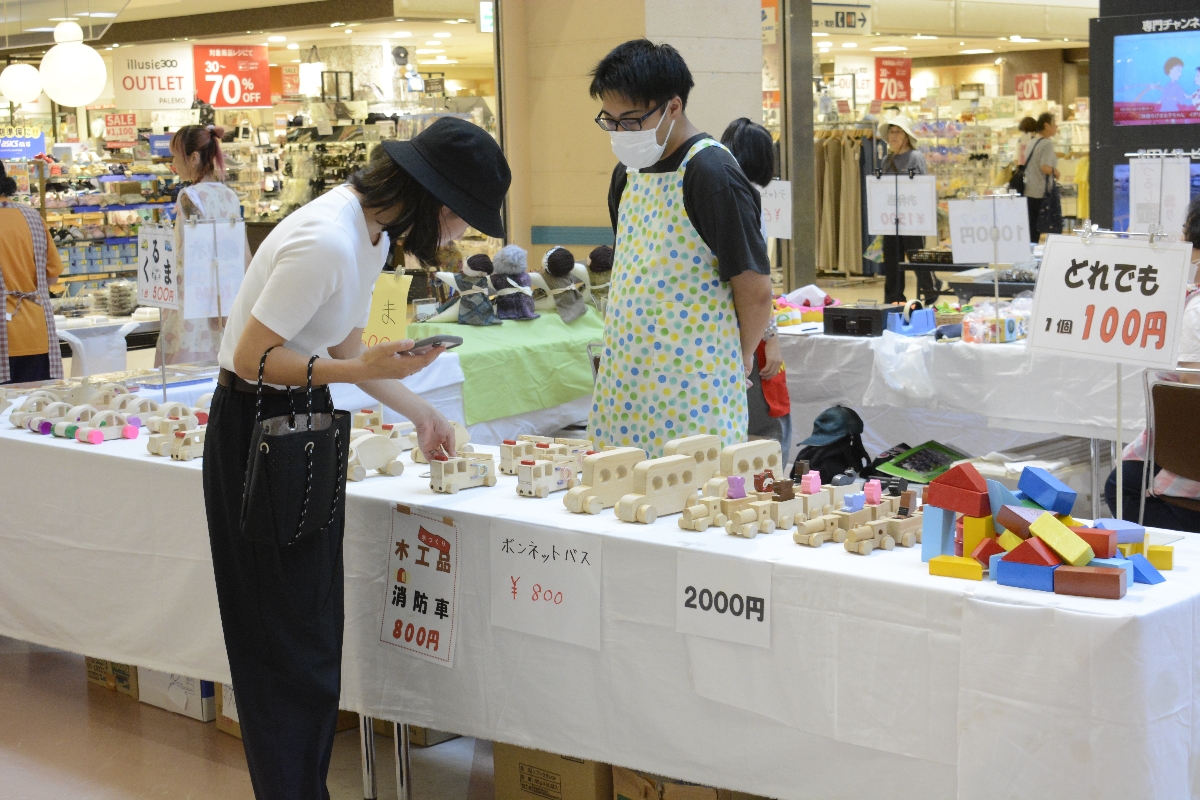 多彩な手作り品が並ぶ会場